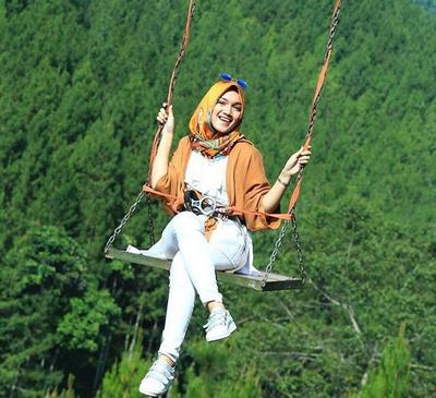 Hijab Naik Gunung - Gambar Islami 365_X_400_jpg