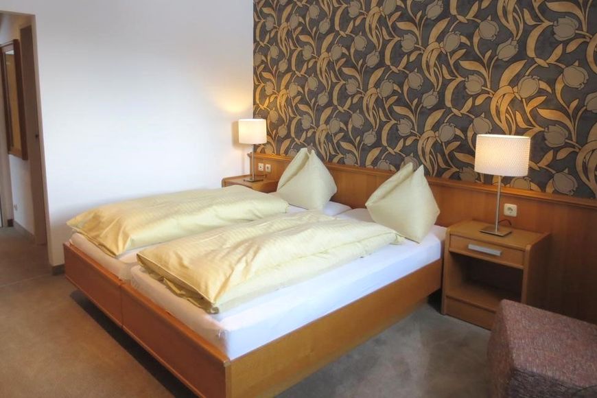 Double room/2 addl. beds, shower/wc, HB, 3star Apartment in Bad