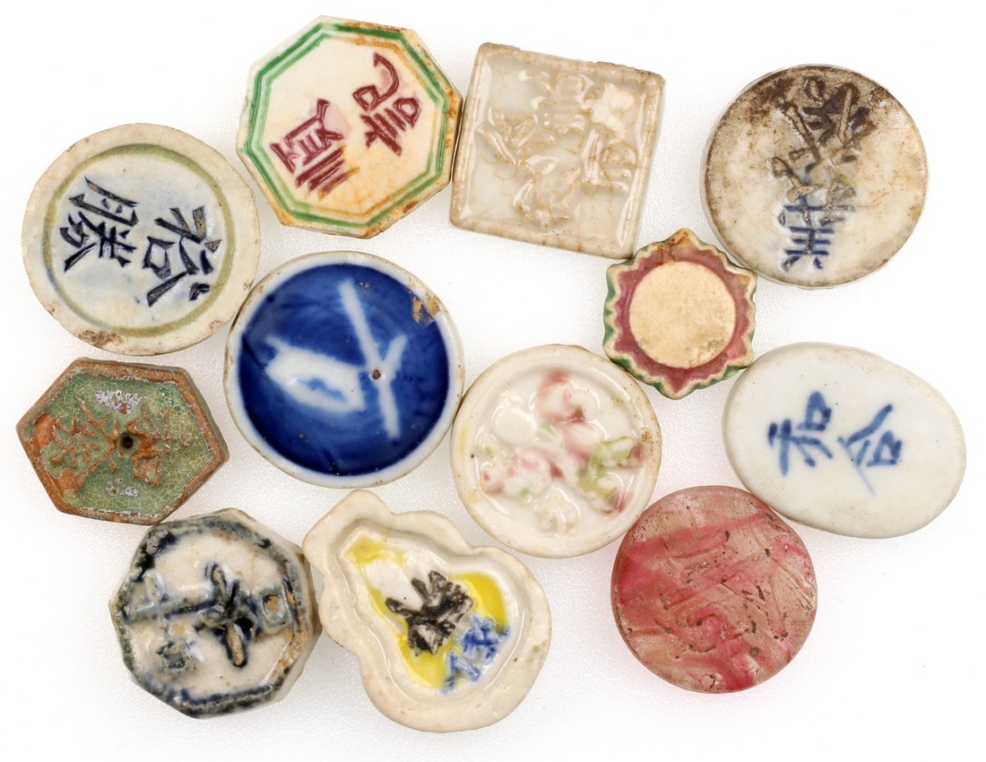 2846 China, a group 12x of porcelain gambling chips,
