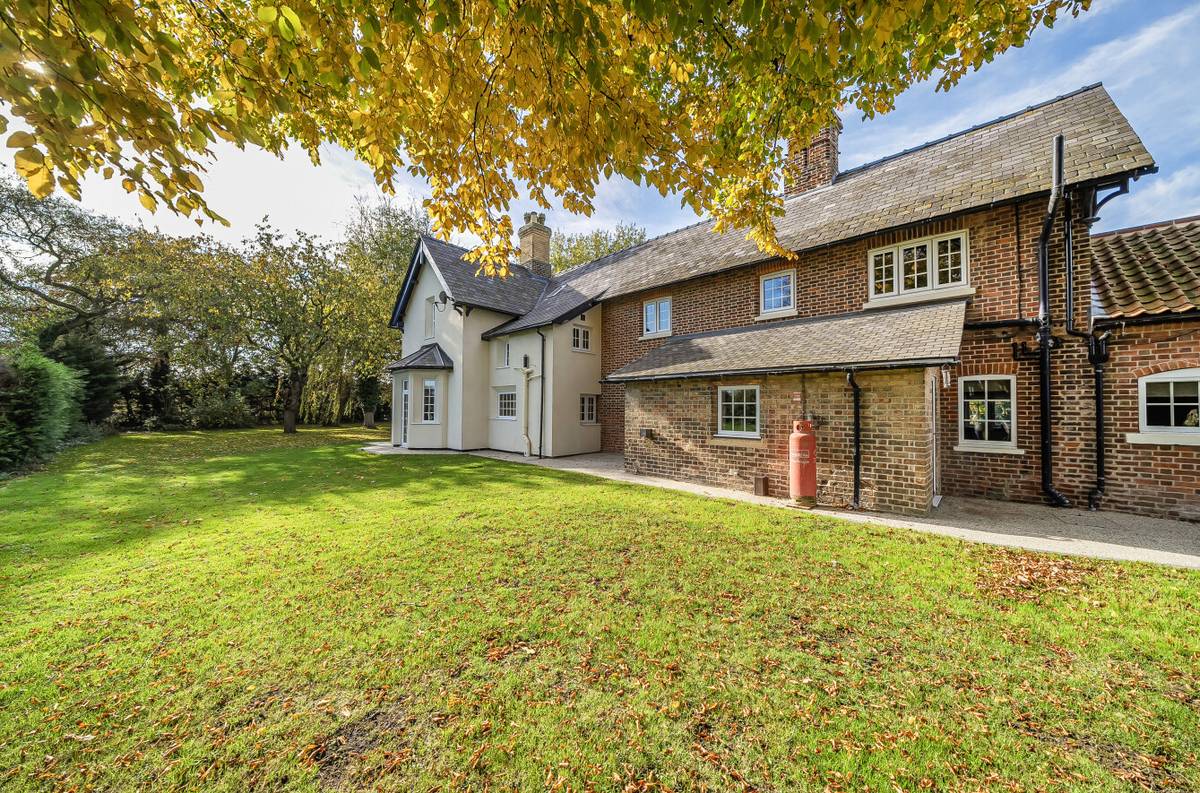 Property for Sale Saxilby LINCOLNSHIRE (AR7198)