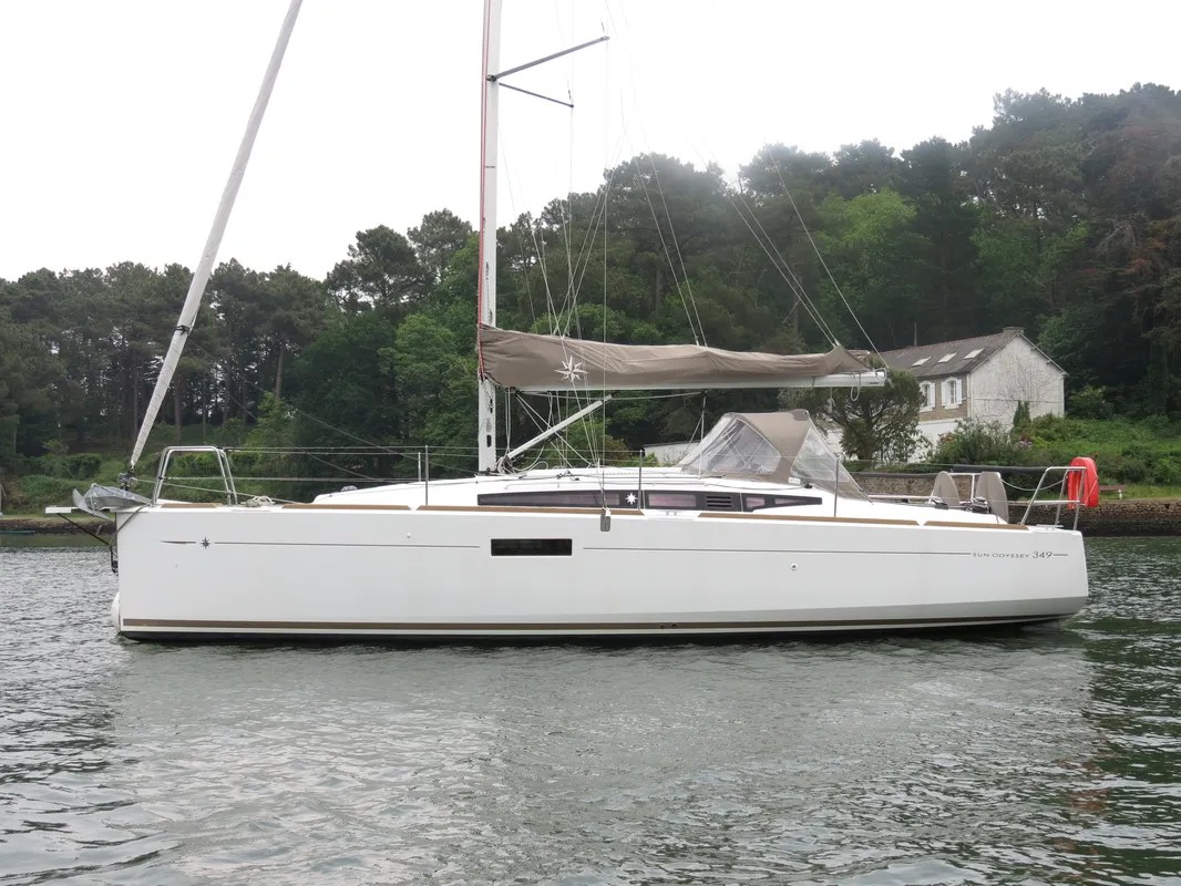 Jeanneau Sun Odyssey 349 Lifting Keel Sailing Boat 34 ft in Brest