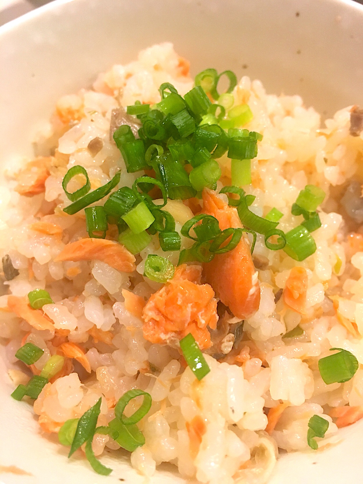家事ヤロウ】簡単炊き込みご飯「松茸風炊き込みご飯」の作り方 | グレンの気になるレシピ 永谷園のCmレシピ。 松茸のお吸い物で鮭ごはん。 ほぐしたところ。 ／ 炊き込み＆混ぜご飯グランプリ【ヤマサ醤油株式会社】