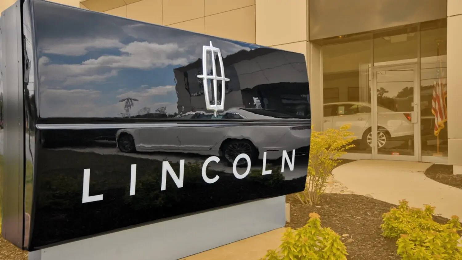 Lincoln gets 60 of dealerships to agree with new EV requirements