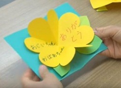 スクワットおじいちゃん！〜敬老の日に贈りたい、あそび心を込めたメッセージカード〜 | 保育や子育てが広がる“遊び”と“学び”のプラットフォーム[ほいくる] 敬老の日メッセージカードを手作りする方法！折り紙で立体的に♪ | 季節お役立ち情報局
