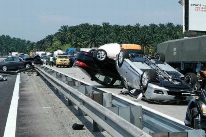 Car carrier trailer crash causes massive jam CarSifu
