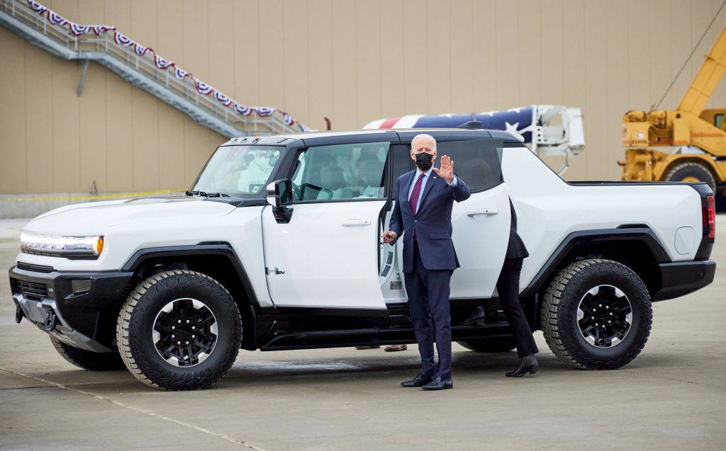 News Biden promotes EVs with tyrescreeching Hummer test drive in