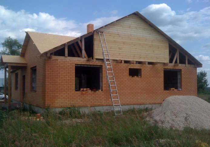 Как покрасить двухэтажный дом снаружи без лесов