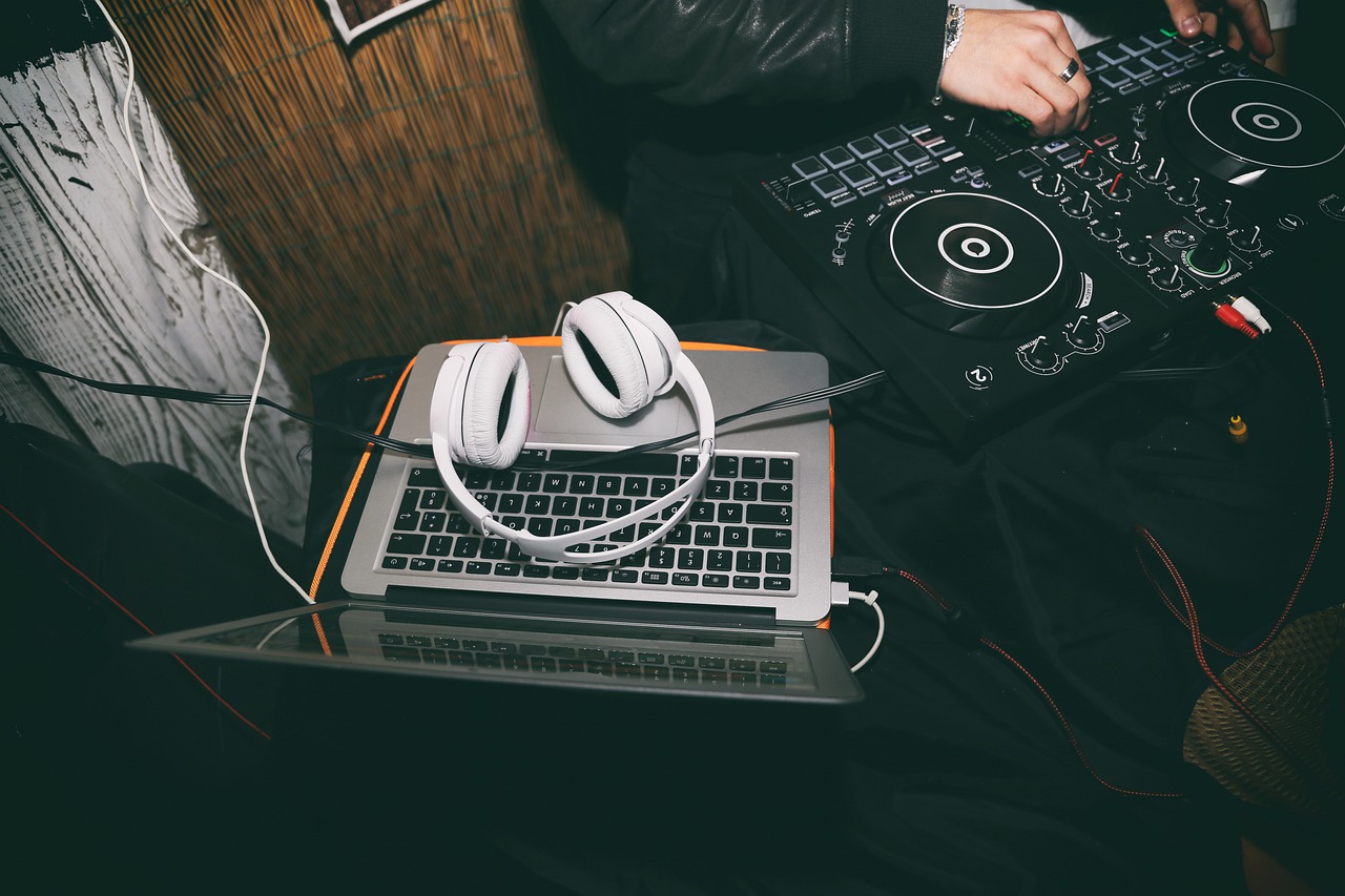 7 Success Secrets from Seasoned DJs on How to Make It Big