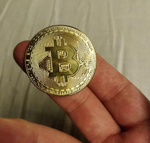 Bitcoin physique en main.