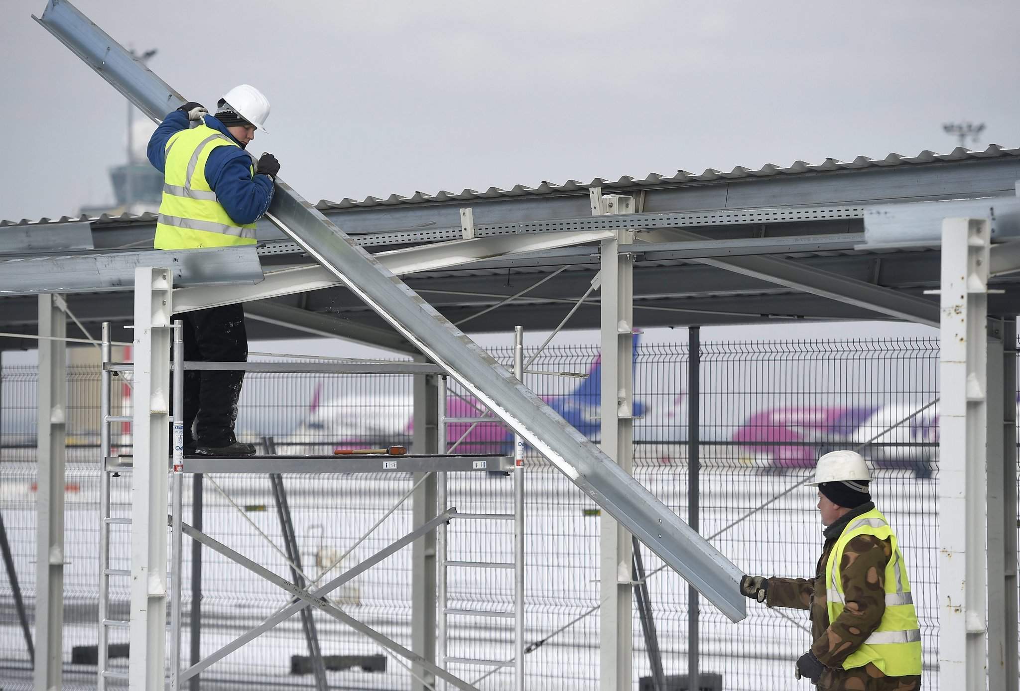 Hungary gross wages climb, 200,000 Hungarians in fostered work Daily