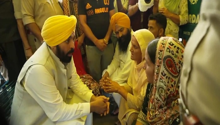 Cm Mann arrived in visiting flood affected areas, listened to people