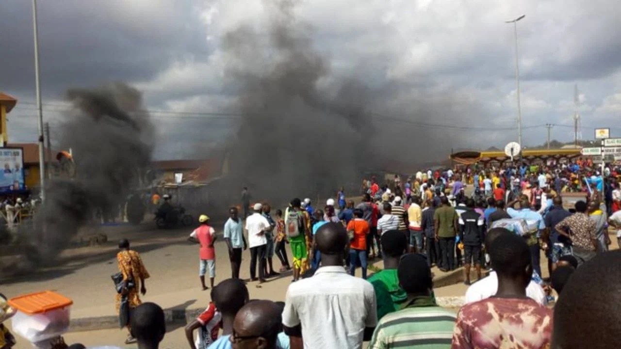 Angry youths lynch armed robber, set another ablaze in Calabar Daily