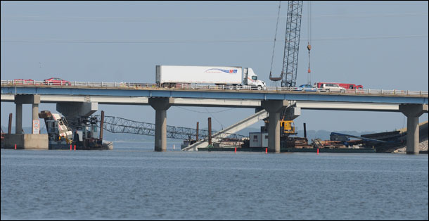Crane collapse on Butte des Morts bridge kills worker (UPDATE) The
