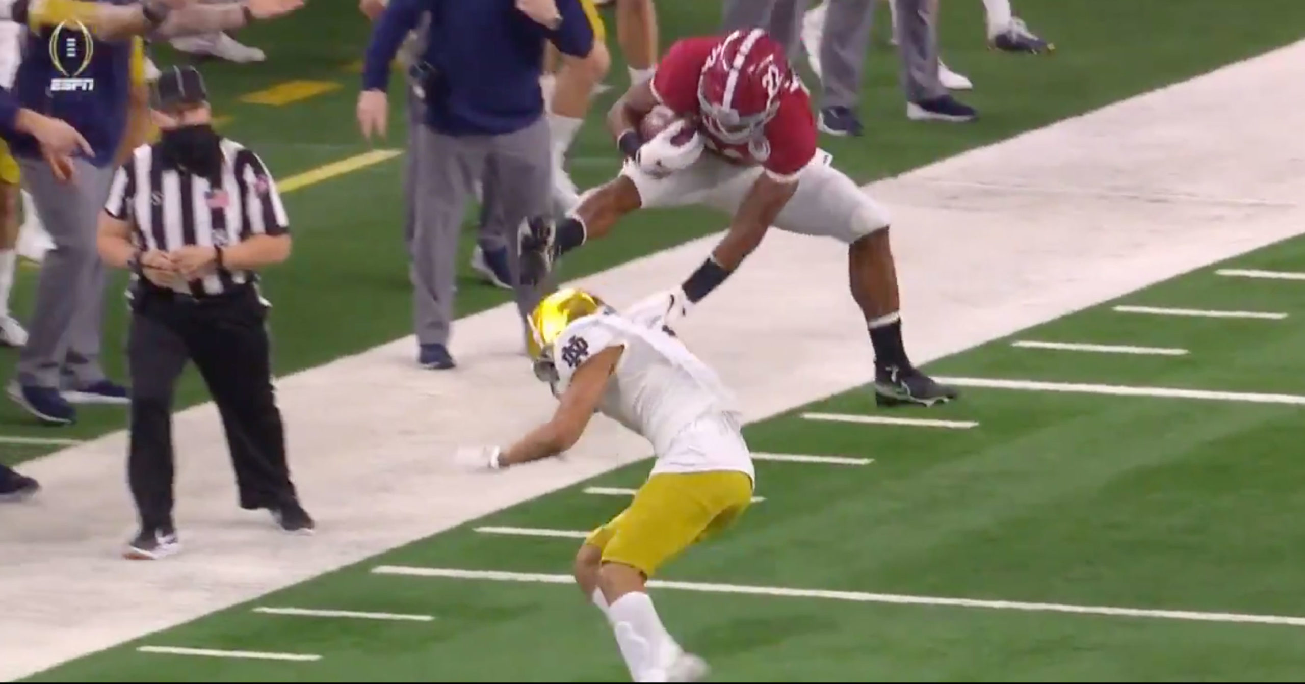 Alabama RB Najee Harris Pulls Off One Of The Most Insane Hurdles In