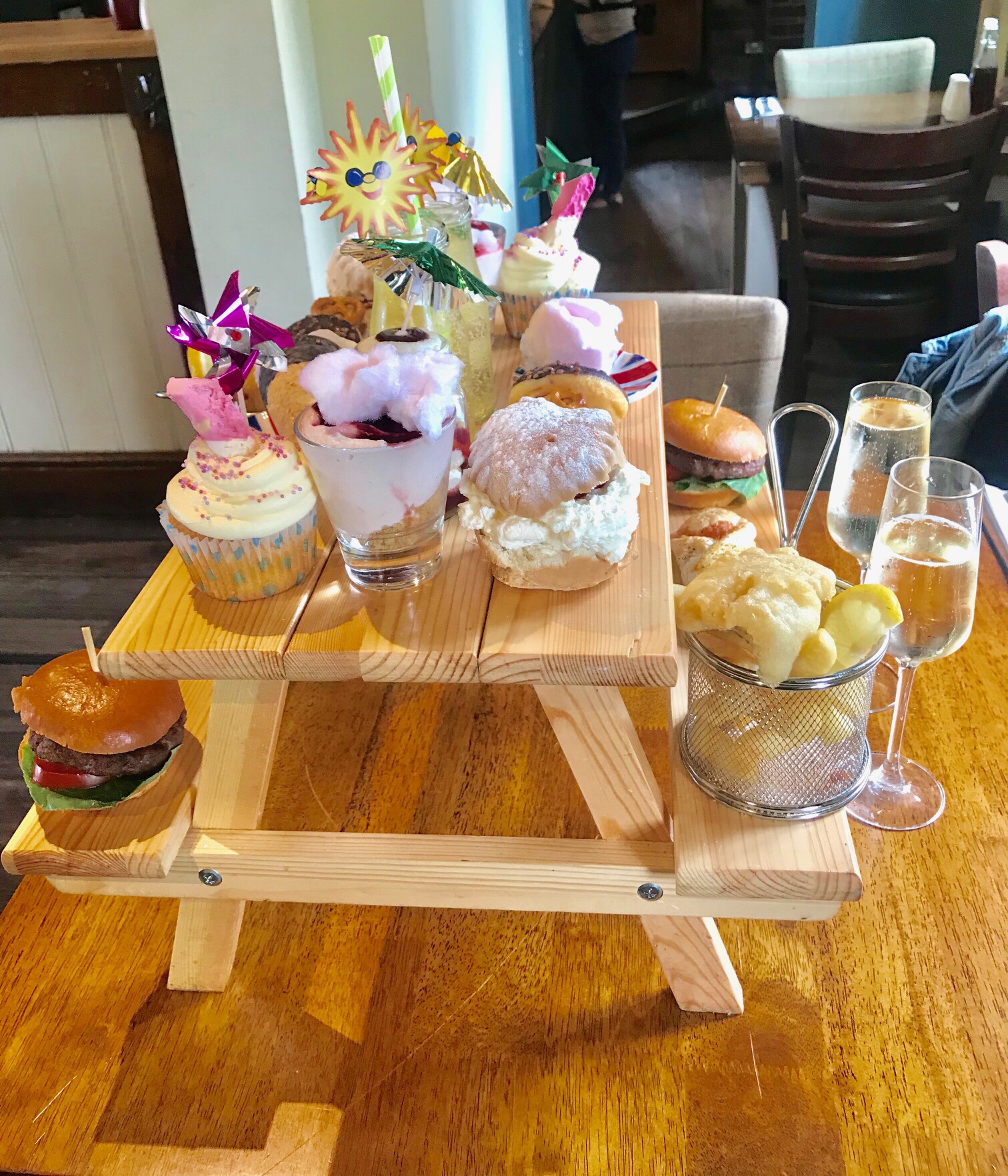 The White Horse, Tea Green Daisarella