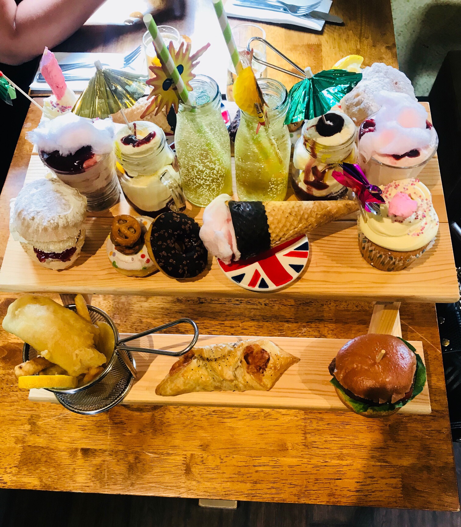 The White Horse, Tea Green Daisarella