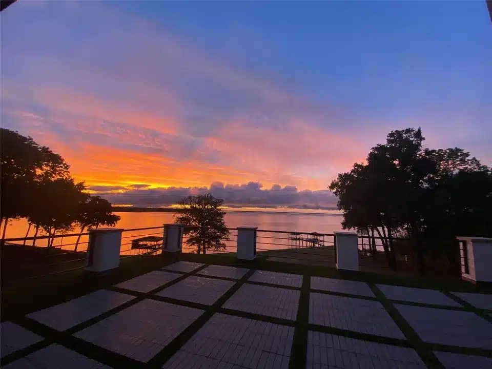 Contemporary Lake House with Elevated Style on Richland Chambers Lake