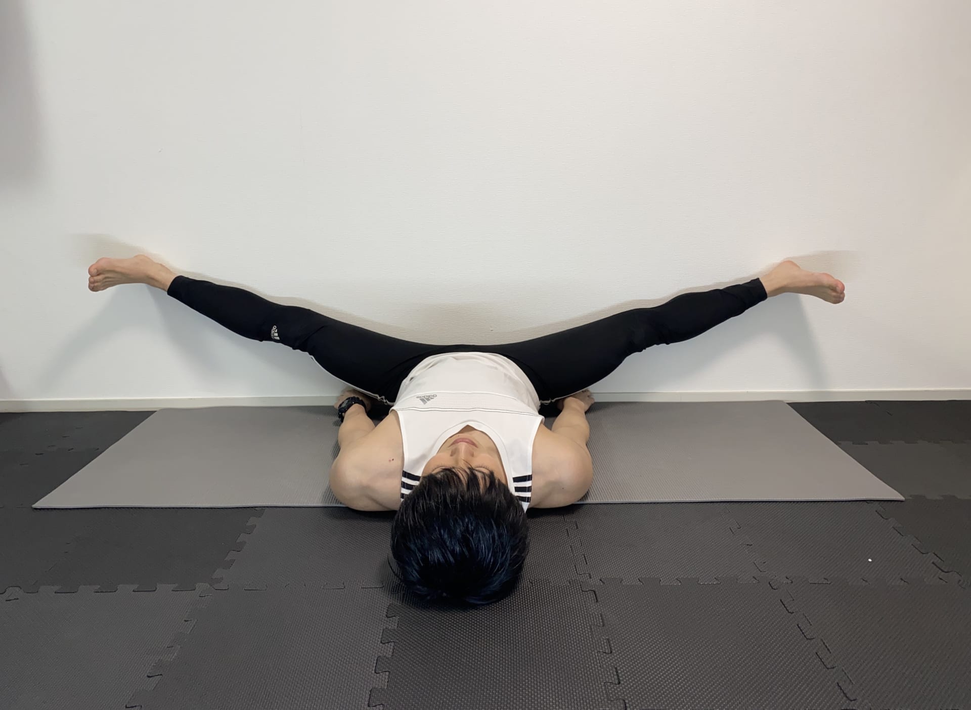 「開脚ストレッチ（柔軟）」の方法！コツやメリットを解説。【ダイエット効果あり】 ダントレ（ダンス&トレーニング教室）