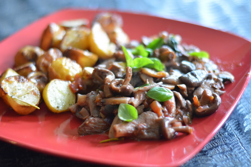 Aromatic mixed mushroom goulash (vegan) Dancing Unicorns