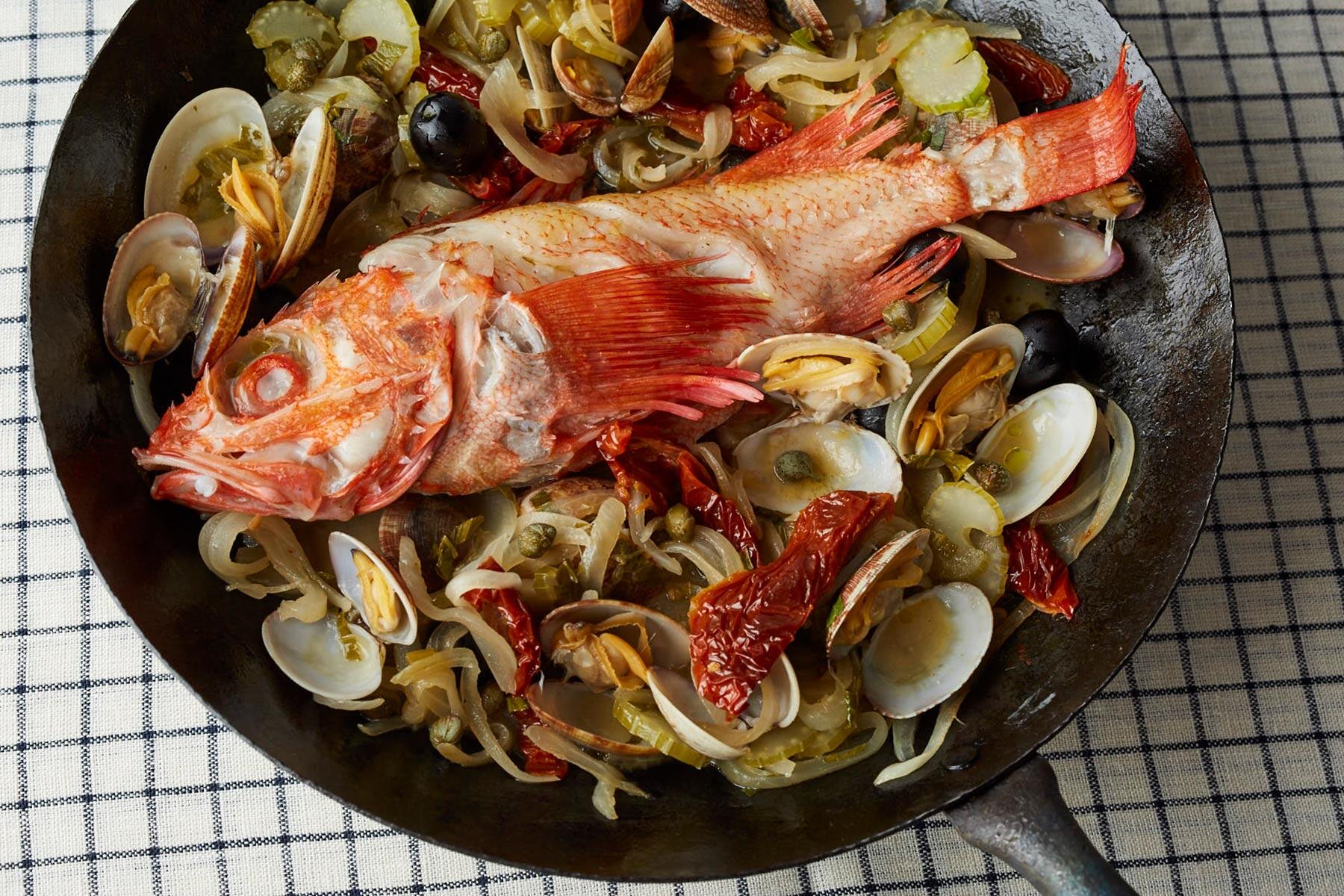 魚を丸ごと味わう！"アクアパッツァ" 冬に食べたい魚の定番料理 【公式】dancyu (ダンチュウ)