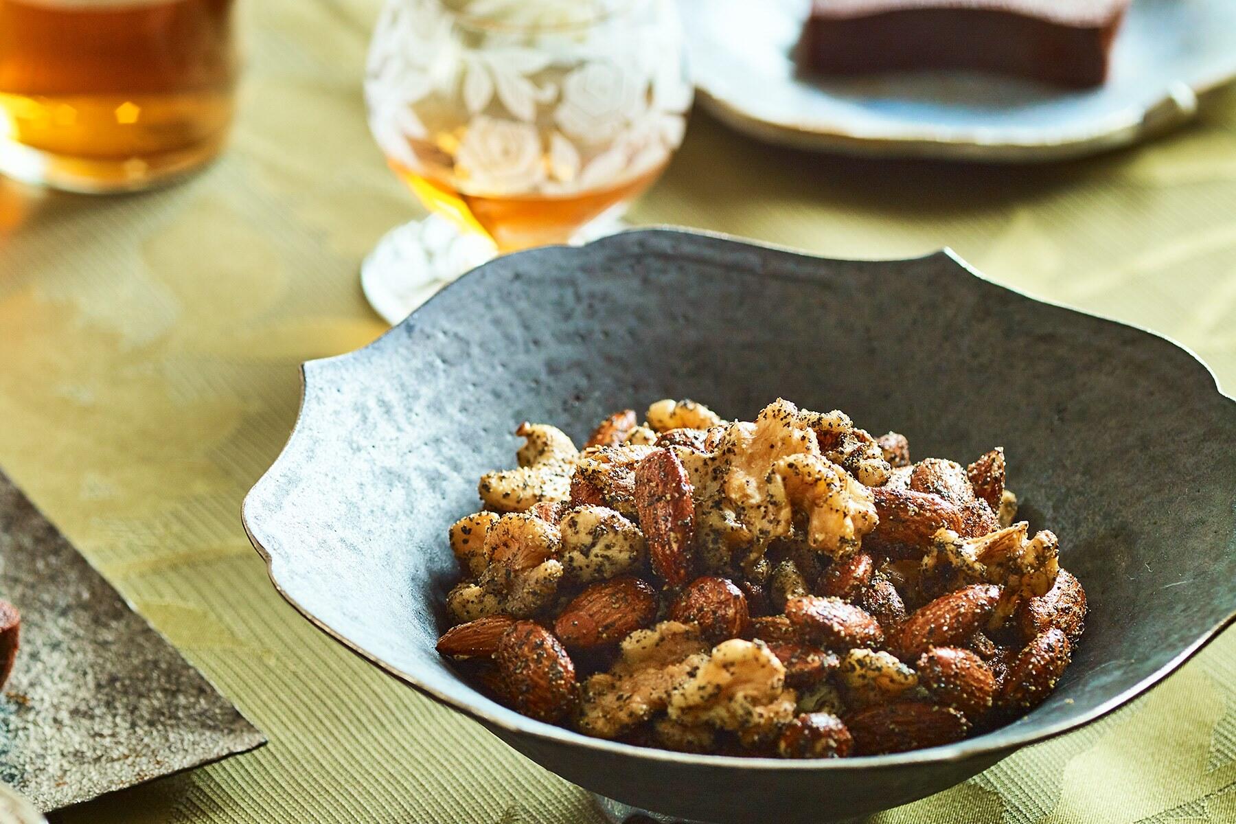 痺れるスパイスがたまらない"やみつきナッツ" 日本酒が美味しくなる秋のレシピ 【公式】dancyu (ダンチュウ)