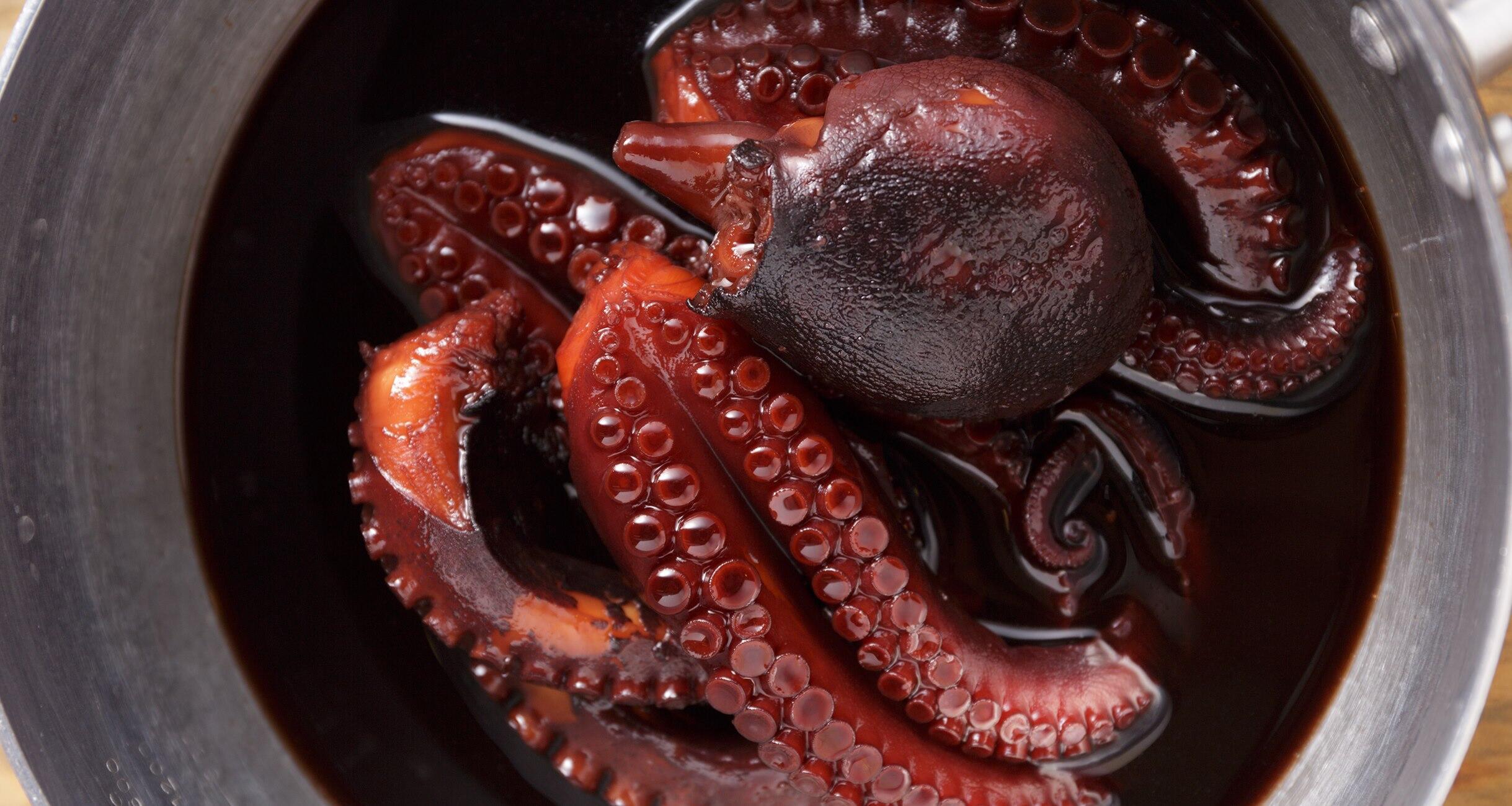 おせちの一品、タコのうま煮。 炭酸水で煮て冷凍するのが決めて！【ドングリ爺の定年料理】 - ドングリ爺のBlog 柔らかくこっくり甘辛味の"タコ煮" | 晩酌が進むつくり置きつまみ | 【公式】Dancyu (ダンチュウ)