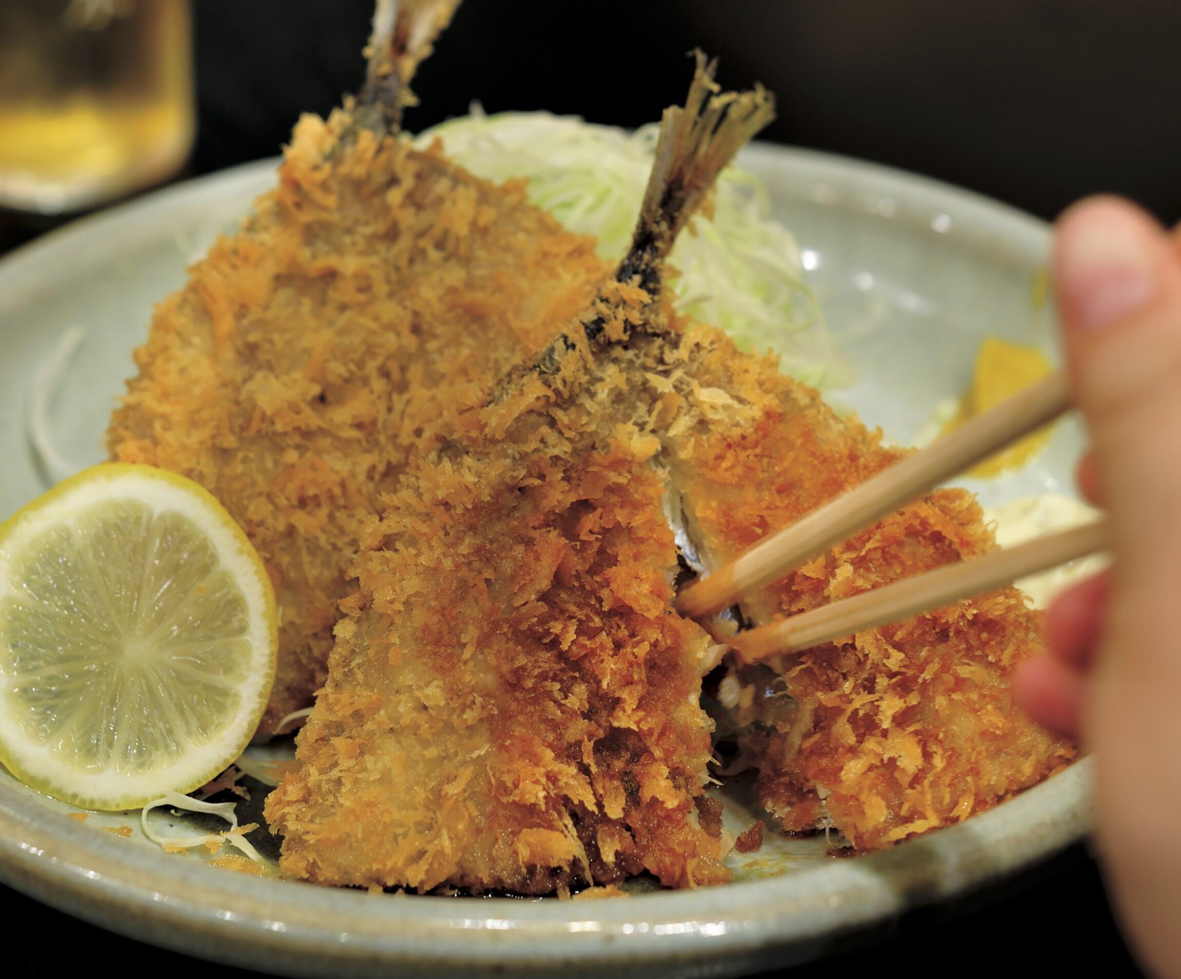 鮮度抜群！下町に愛される魚屋のアジフライ「食堂 富水」｜美味しいアジフライが食べたい！① 明日、どこに食べに行こう？ 【公式