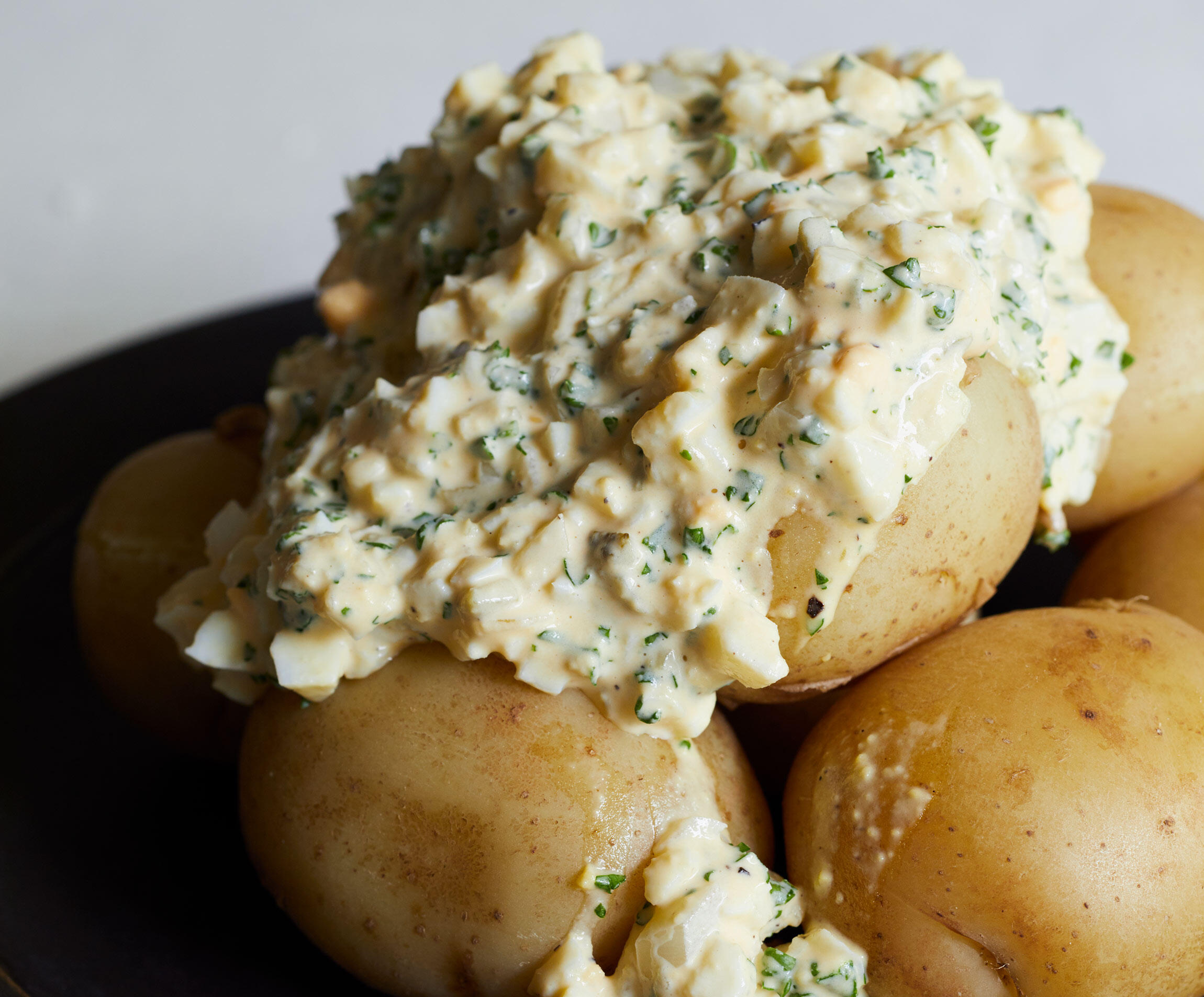 鮭のソテー レモンタルタルソースのレシピ・作り方｜レシピ大百科（レシピ・料理）｜【味の素パーク】 : 生ざけやリーフレタスを使った料理 自家製タルタルが決め手！"ゆで新じゃがとタルタルソース" | 愛しの新じゃがおかず | 【公式】Dancyu (ダンチュウ)