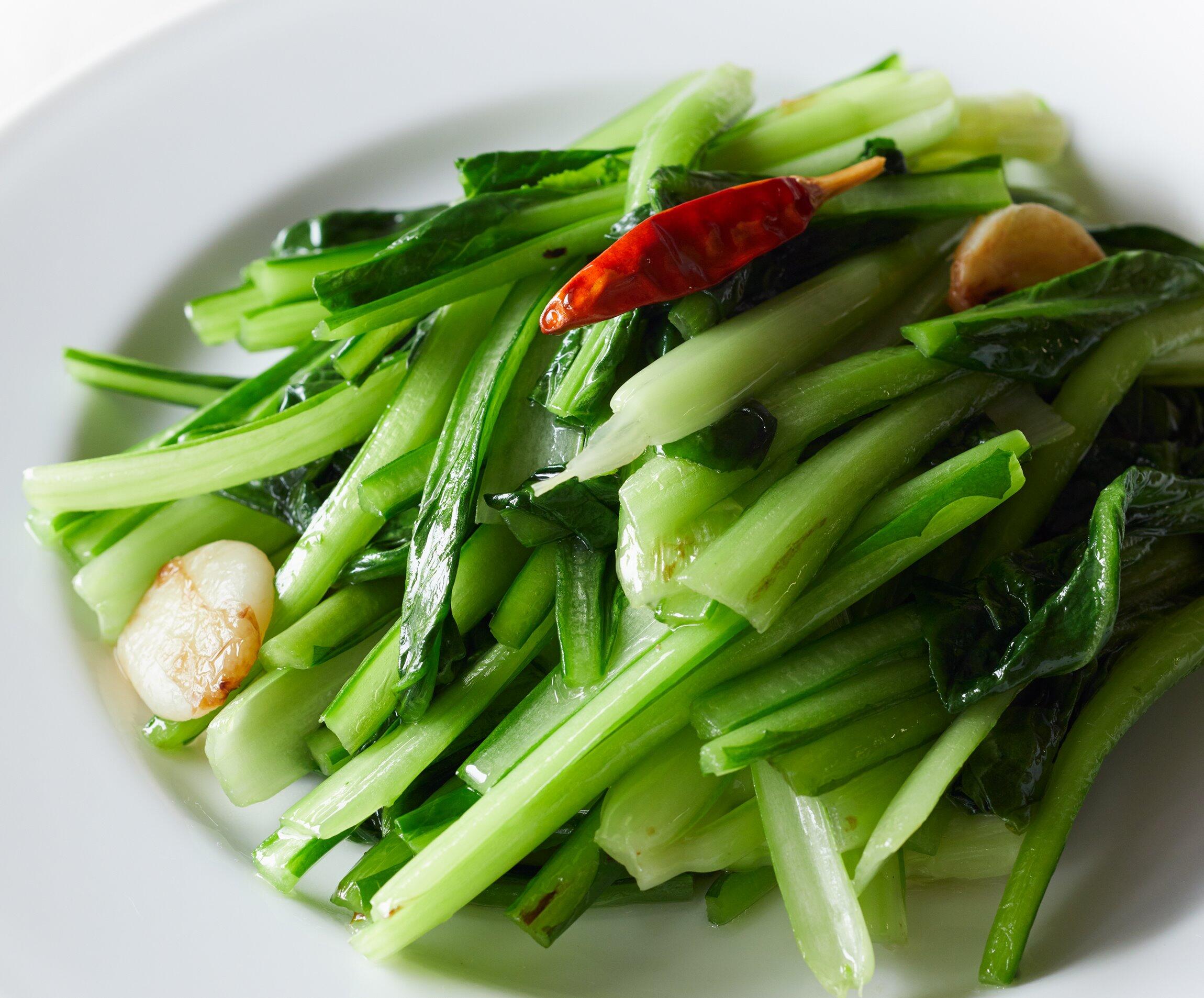 青菜炒めのレシピ・作り方 ｜ おうちレシピ | ミツカングループ シャキッと色鮮やかに仕上げる"青菜のにんにく炒め" | 中華鍋でつくるダイナミック料理 | 【公式】Dancyu (ダンチュウ)