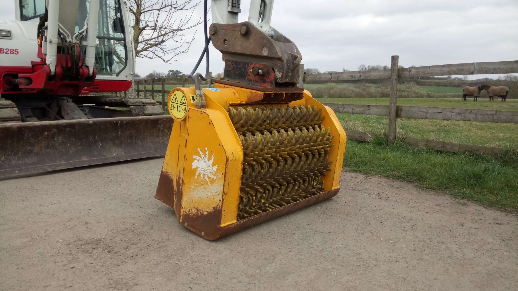 Machine Attachments 09 Gyru Topsoil Screening Bucket DAP HIRE