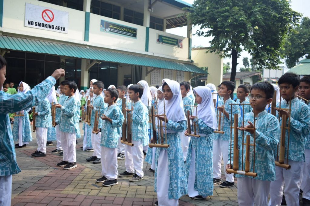 Dengan Kostum Barunya Tim Angklung Sd Islam Darunnajah Meriahkan