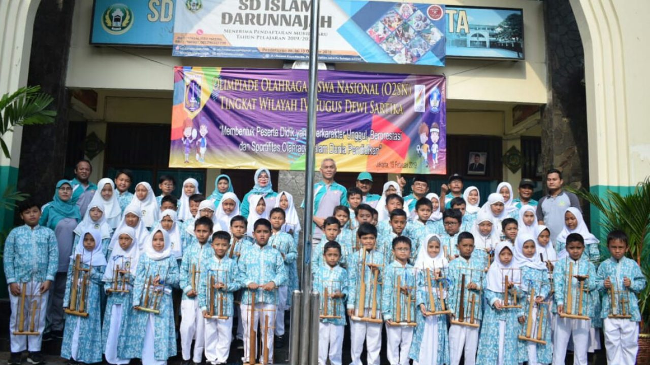 Dengan Kostum Barunya Tim Angklung Sd Islam Darunnajah Meriahkan