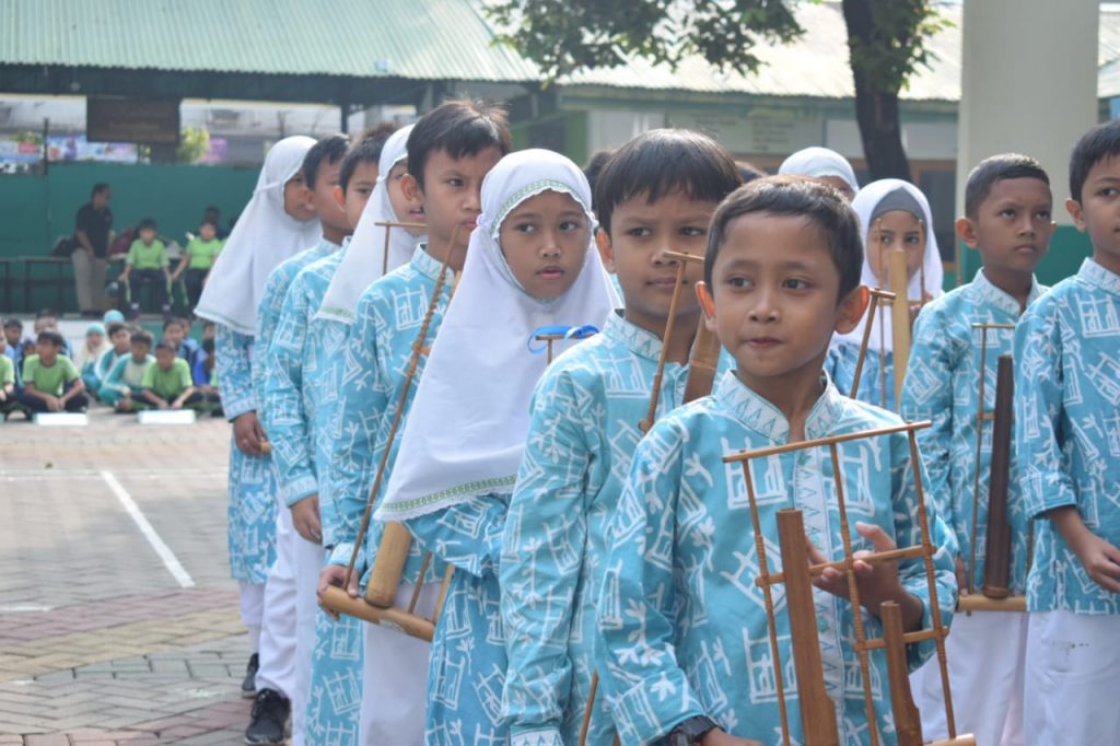 Dengan Kostum Barunya Tim Angklung Sd Islam Darunnajah Meriahkan