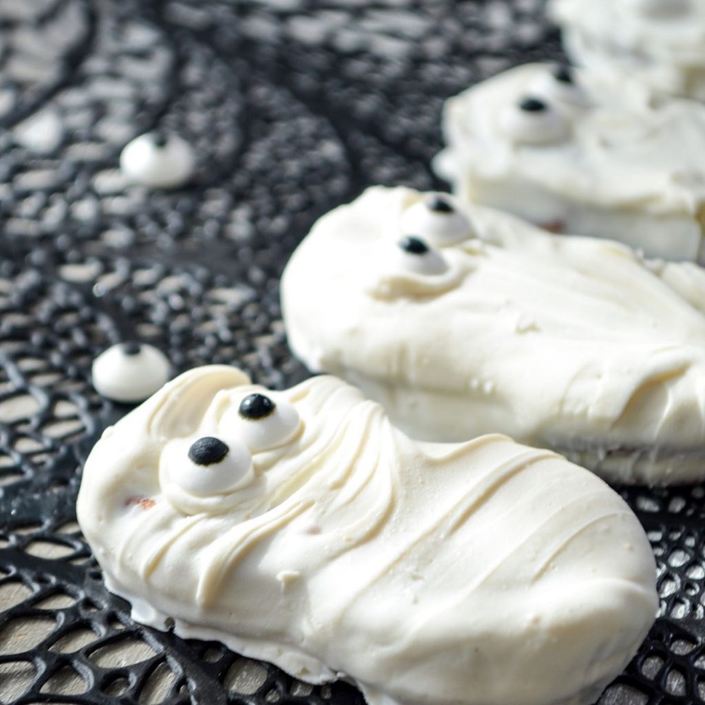 Nutter Butter Ghosts {Easy 3 Ingredient Halloween Treat} Dash for Dinner
