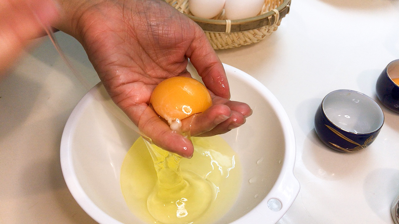 出汁醤油を使った「卵黄の醤油漬け」 出汁マスター 出汁(だし)のとりかた・レシピの情報サイト