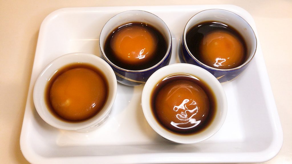 出汁醤油を使った「卵黄の醤油漬け」 出汁マスター 出汁（だし）のとりかた・レシピの情報サイト