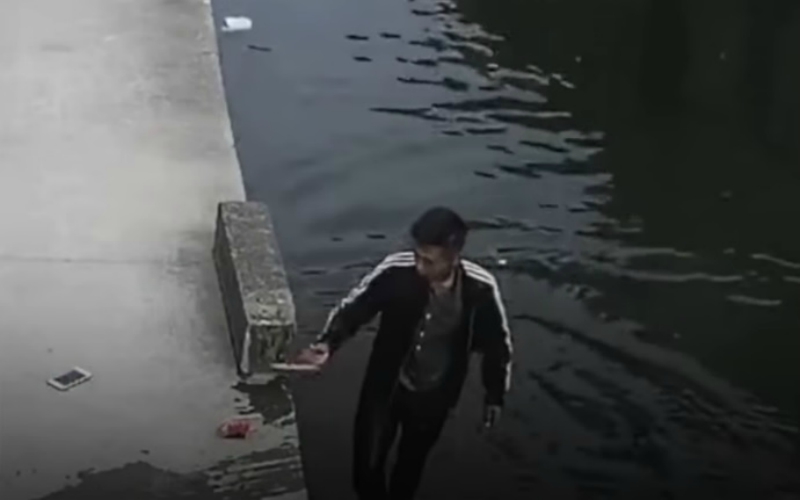 Chinese Delivery Man Stops to Save Little Girl from Drowning in River