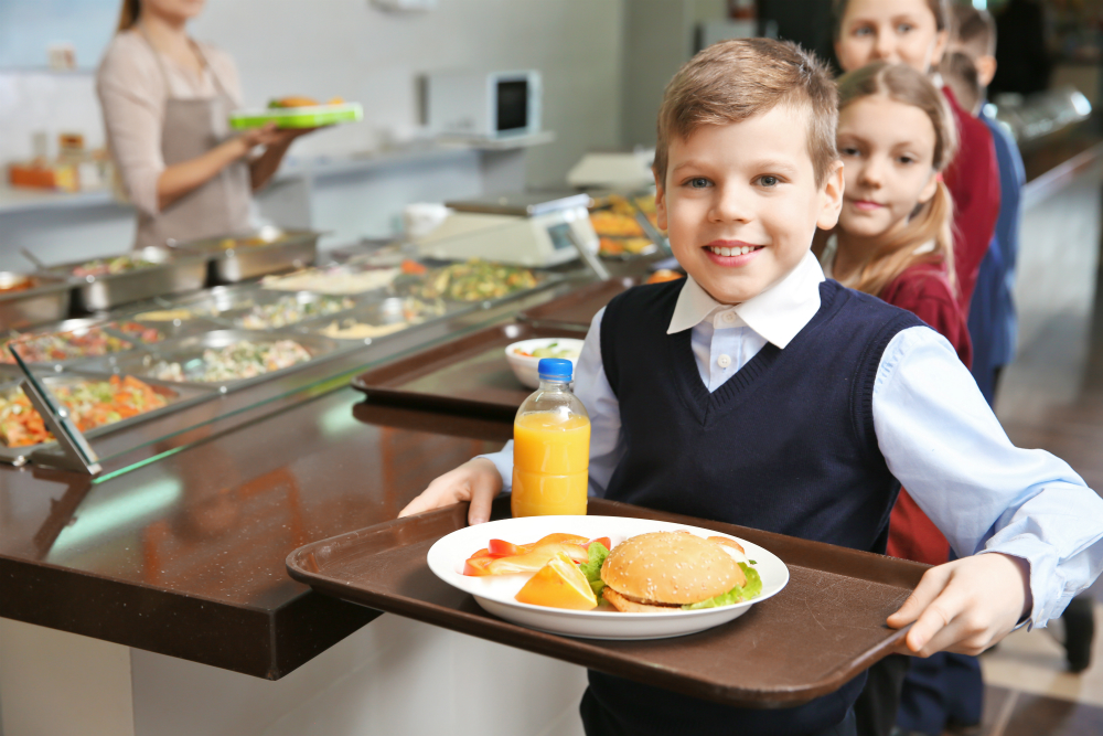 Školní jídelny neplní požadavky. To, že se děti dojí přes den, je