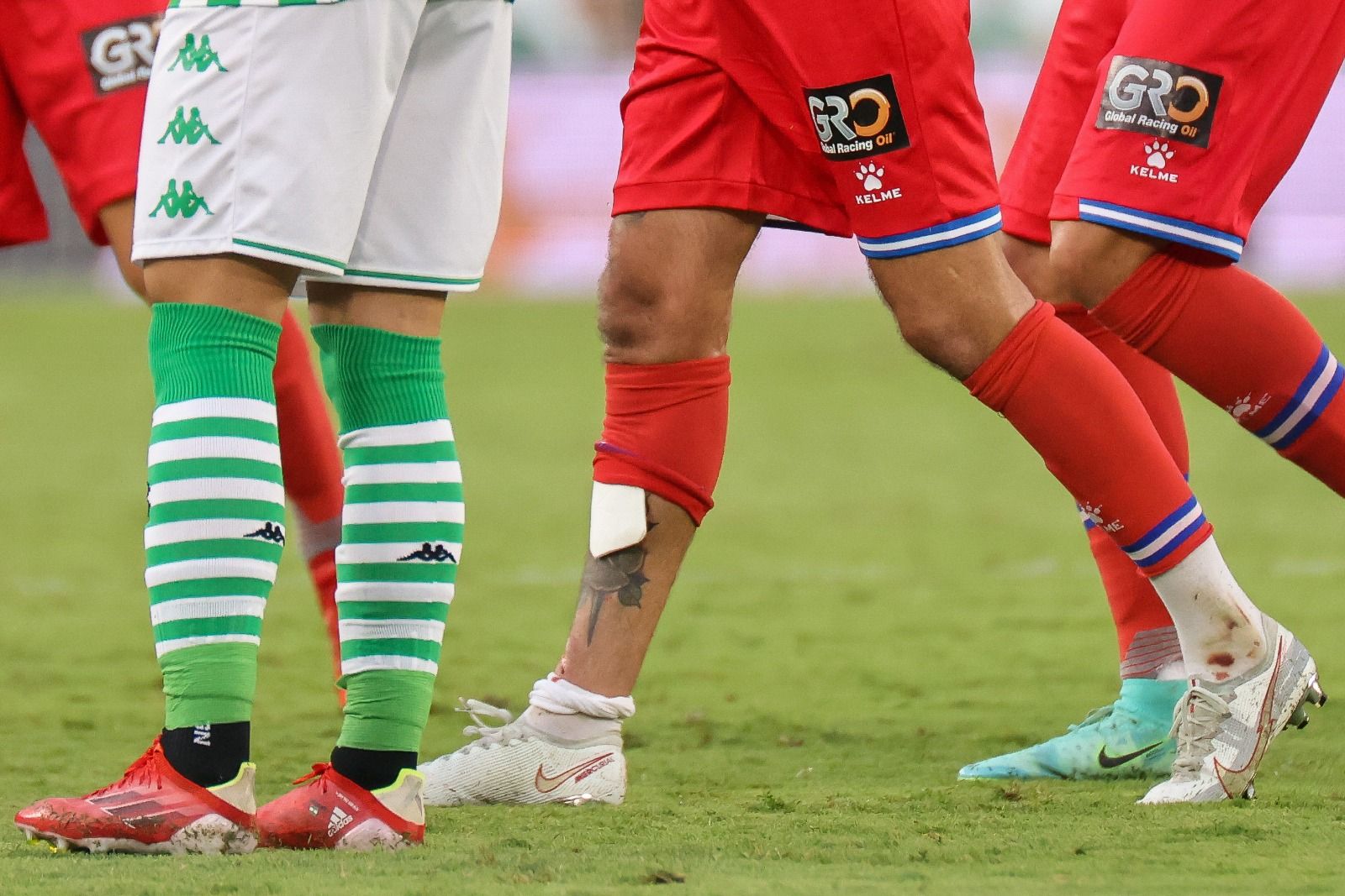 Naby Keïta and the world's smallest shin guards