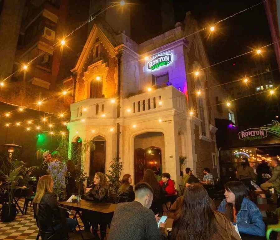 Teatro inmersivo en Lomas de Zamora el Ronton Beer Garden abre sus