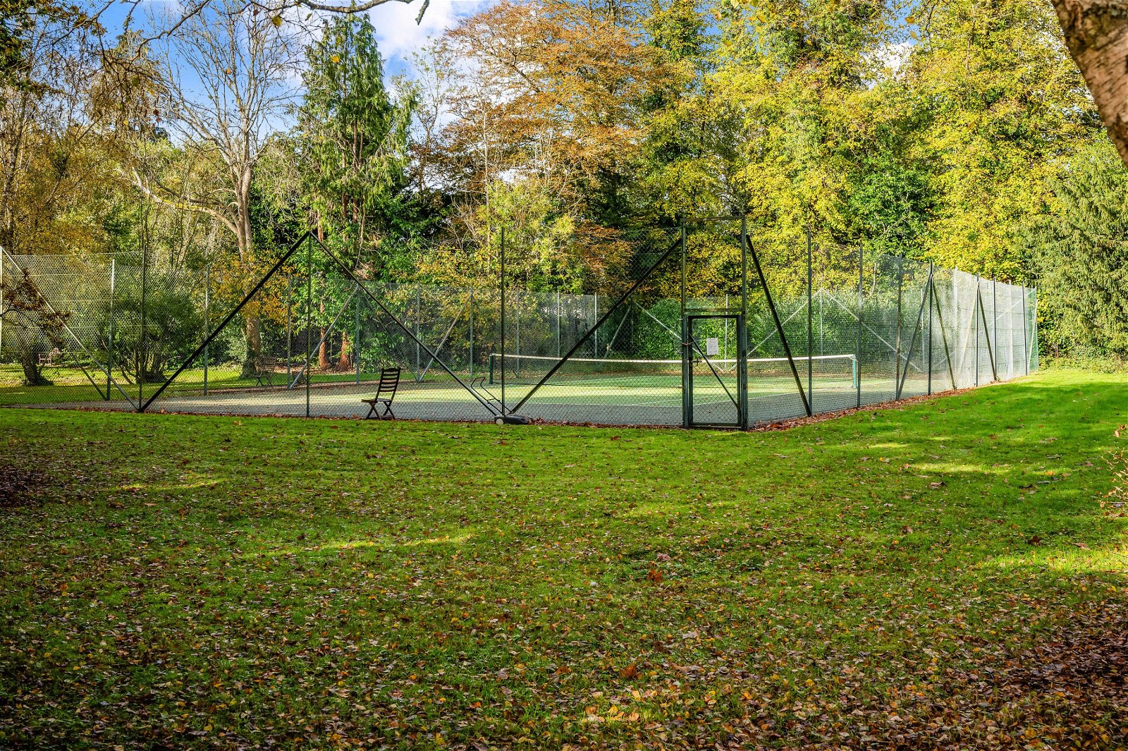 15 acres, Coopers Hill Road, Nutfield, Surrey UKLandandFarms.co.uk