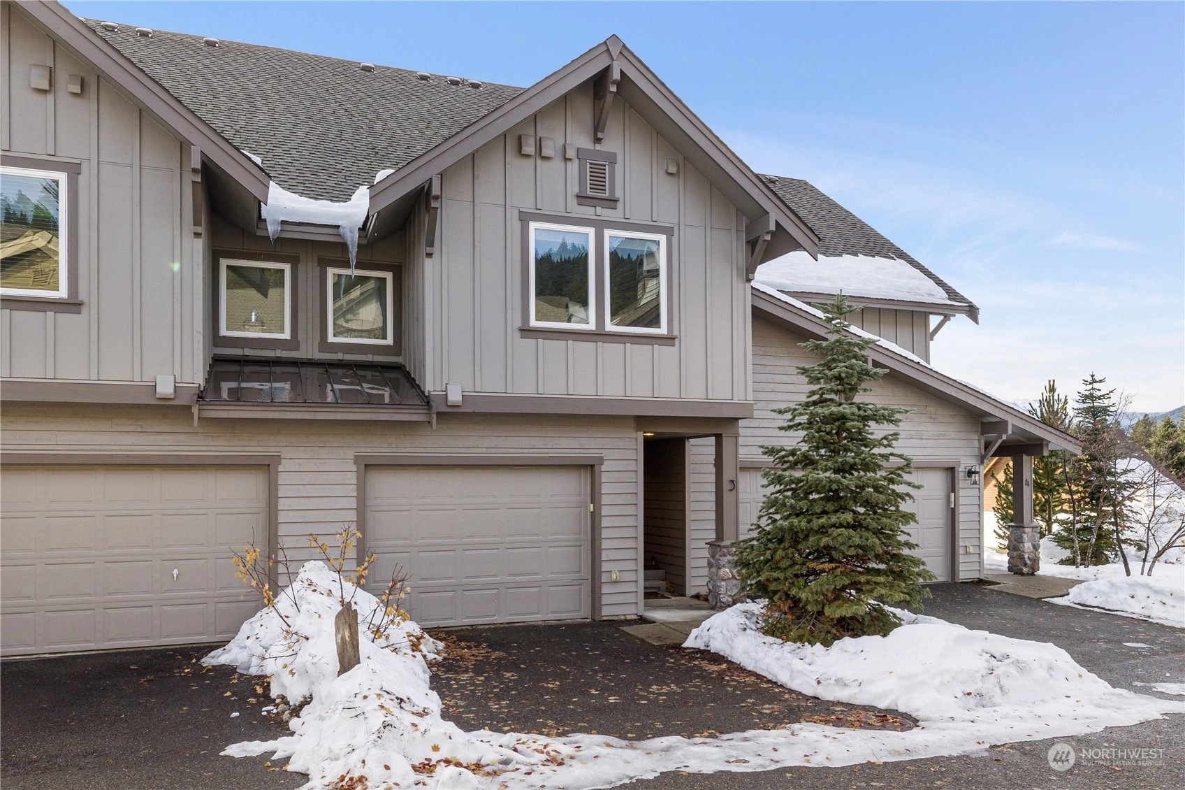 The Village ay Roslyn Ridge Condos For Sale at The Village ay Roslyn