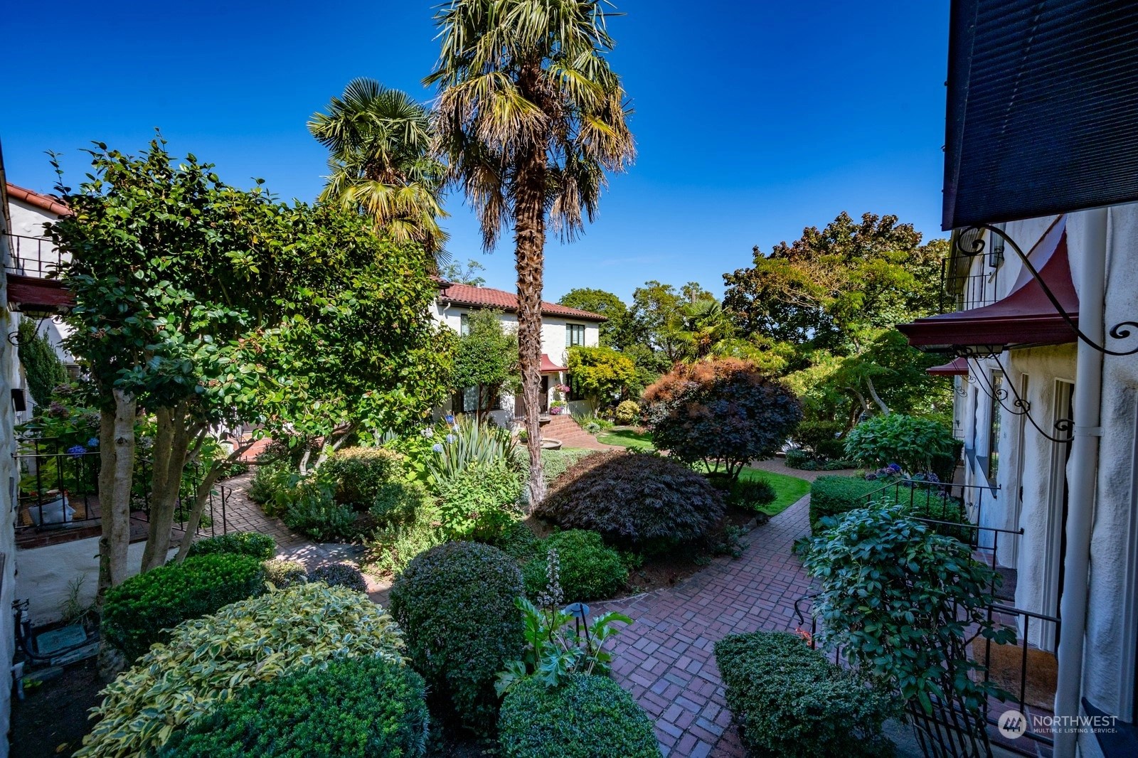 Barcelona Court Townhomes and Townhouses For Sale at Barcelona Court