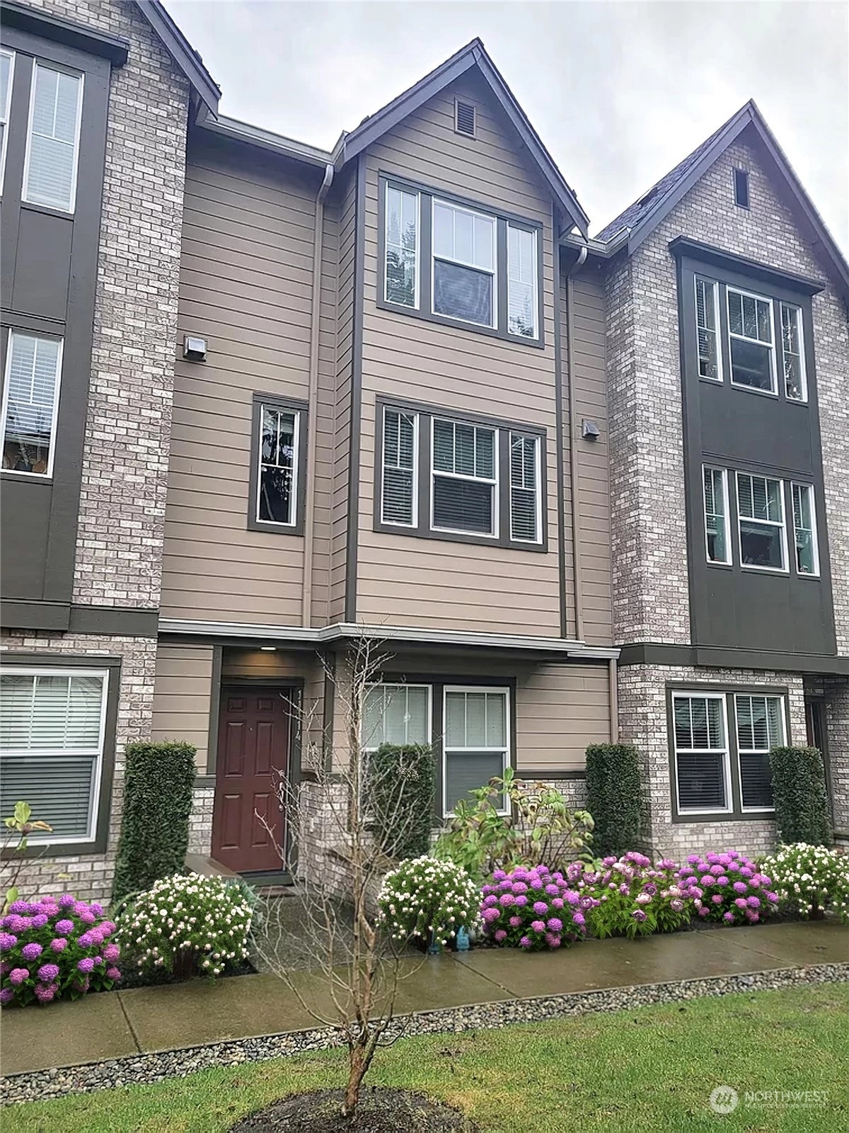 The Towns at Silverlake Townhomes and Townhouses For Sale at The