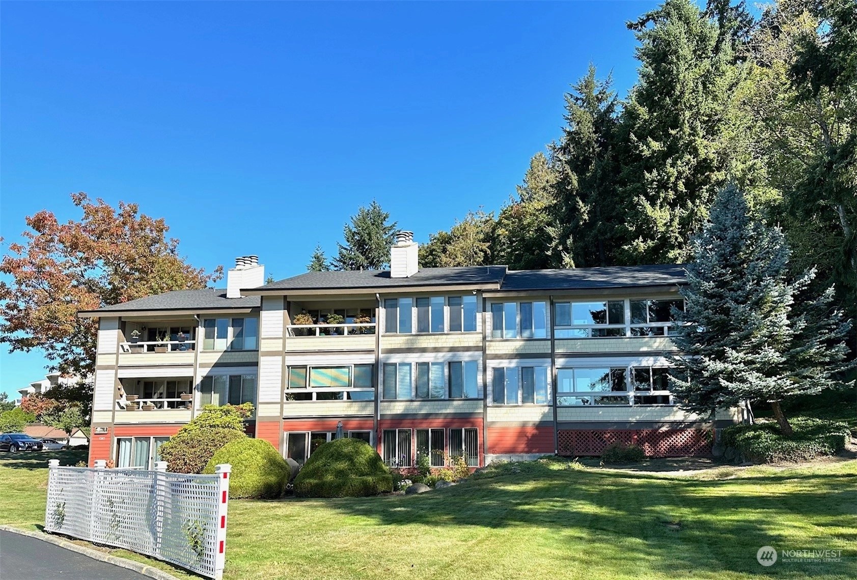 Lake Ballinger Estates Condos For Sale at Lake Ballinger Estates in Mountlake Terrace, WA