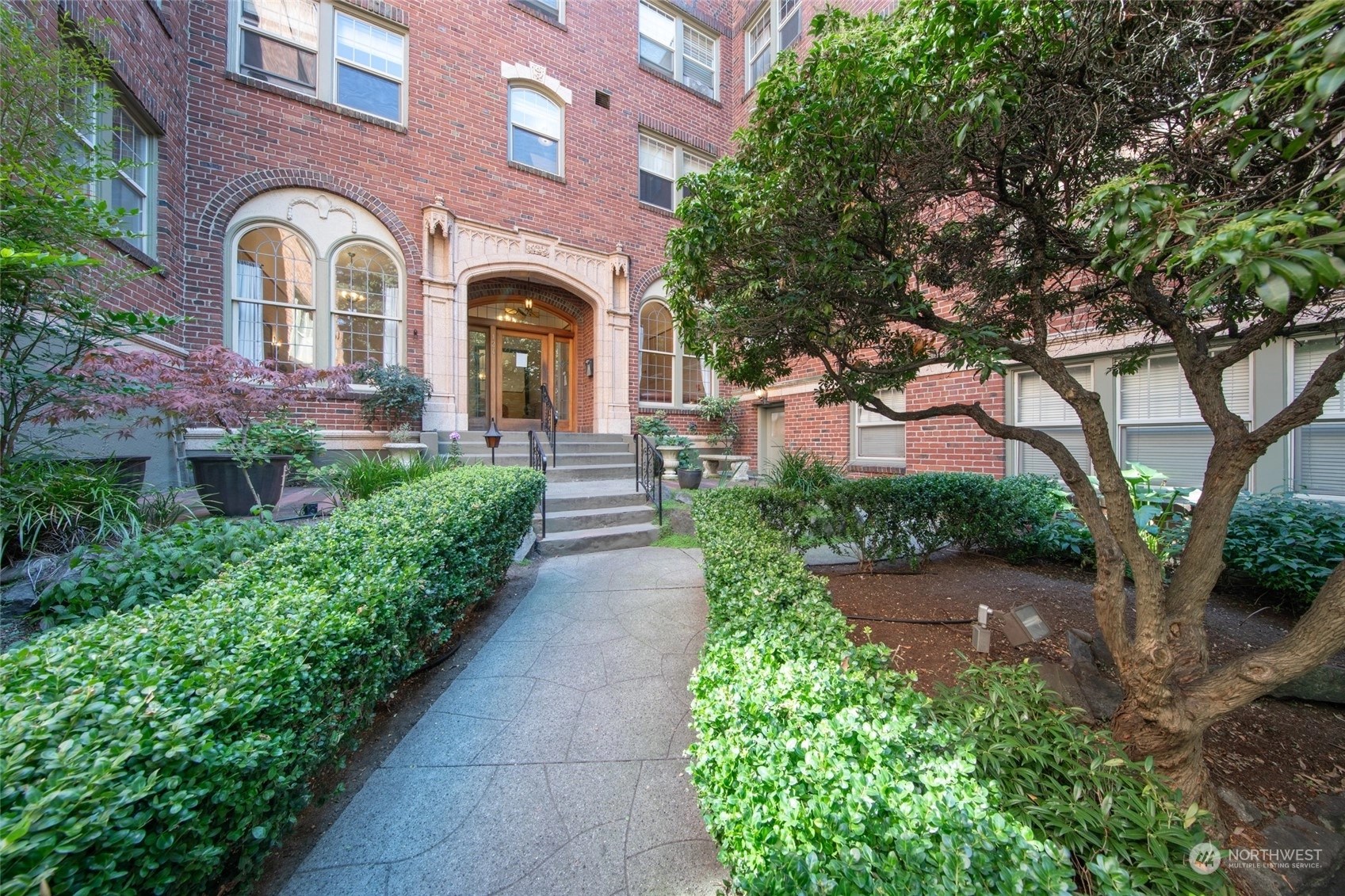 Queen's Court Condos For Sale at Queen's Court in Seattle, WA Wicklund