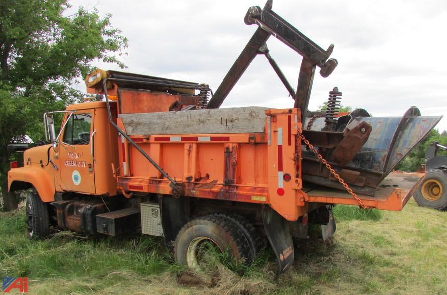 Auctions International Auction Town of Greenport, NY 14366 ITEM 1988 International 2574