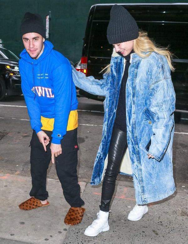 Sophie Turner JalanJalan Pakai Sandal Rumah, Sedang Tren