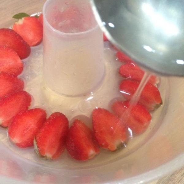 Camilan Akhir Pekan Puding Lapis Stroberi Yoghurt Susu