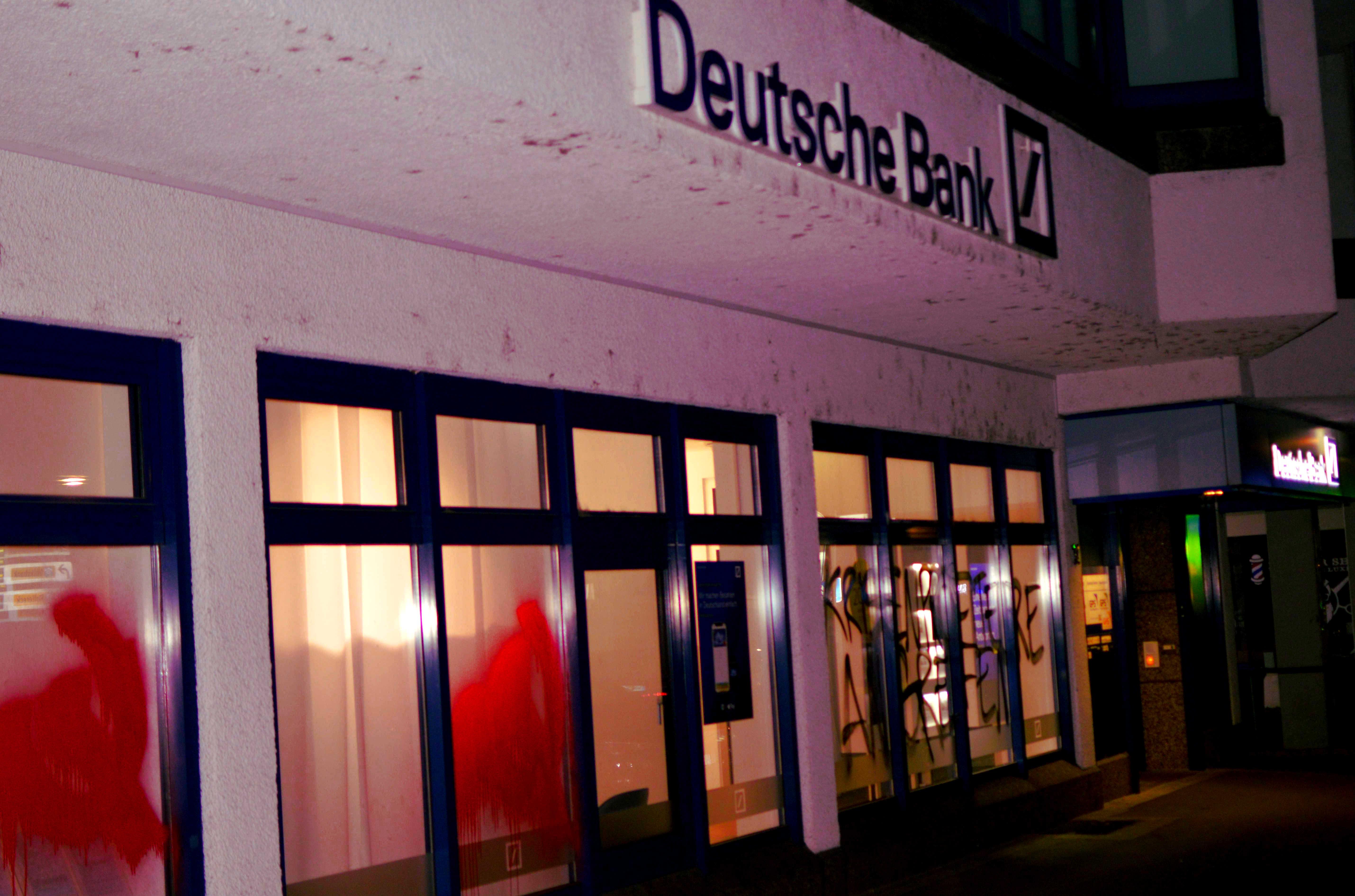 [RMK] Krisenprofiteure angreifen! Deutsche Bank in Waiblingen markiert